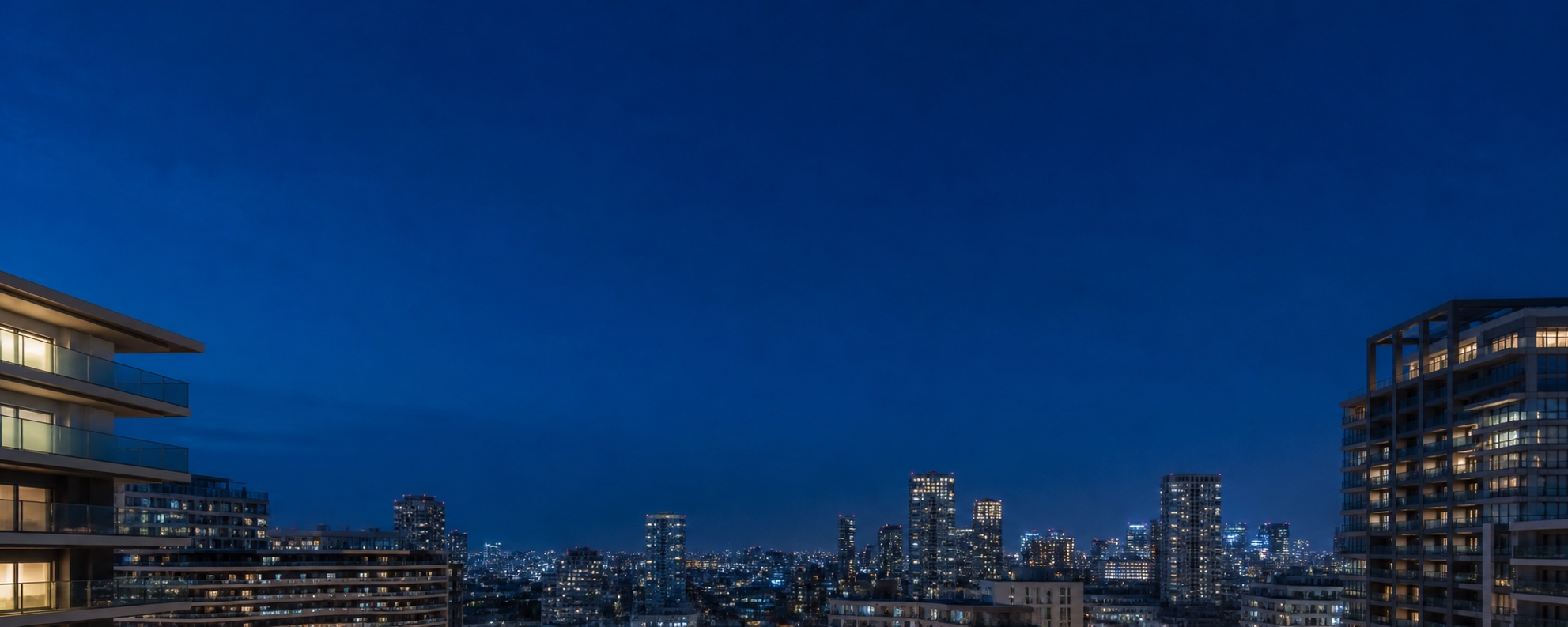 区分マンションが建ち並ぶ街の夜景