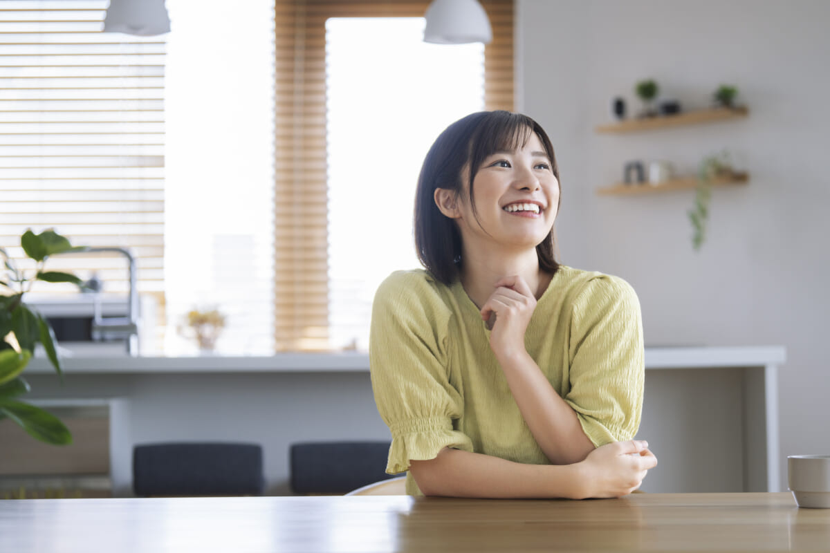 1ldkのリビングでくつろぐ女性