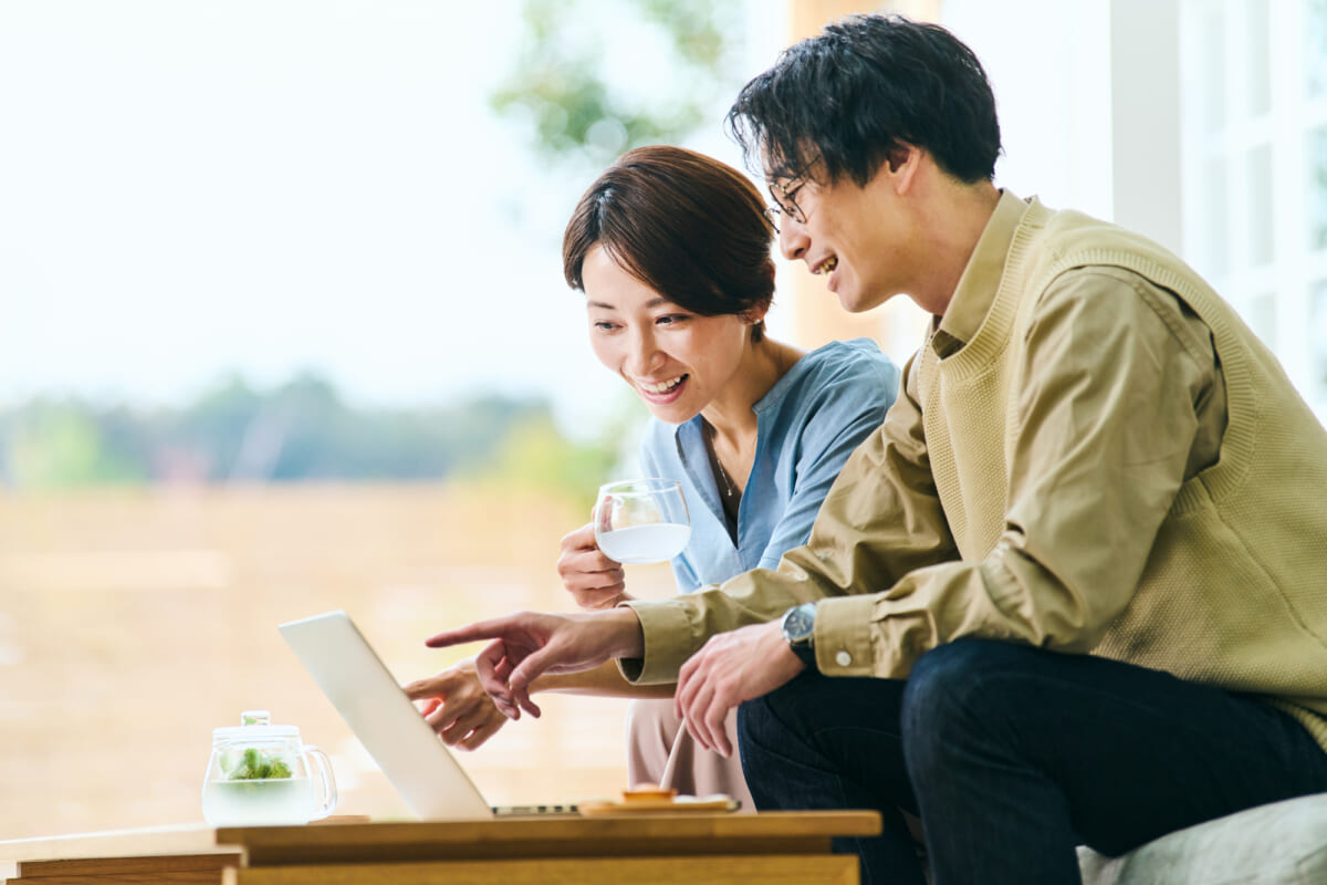 賃貸物件を探す男女のイメージ