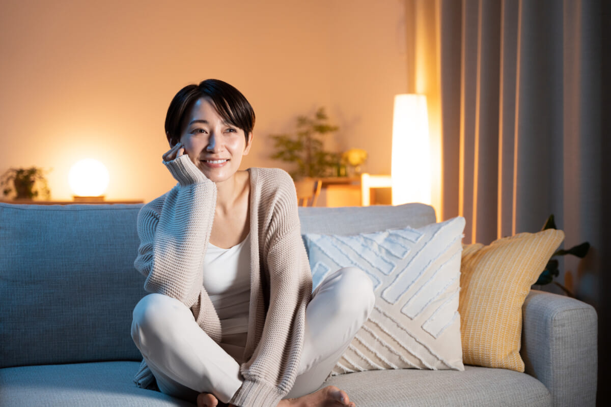 1ldkのリビングでテレビを楽しむ女性