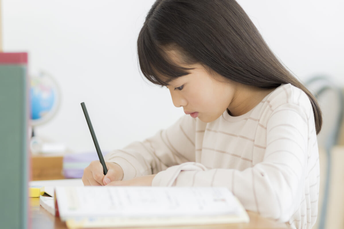 居室で勉強する子供