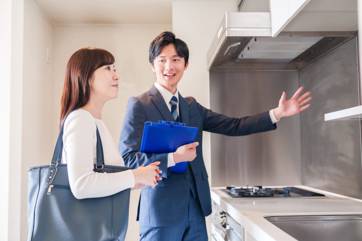 内見する女性と不動産屋