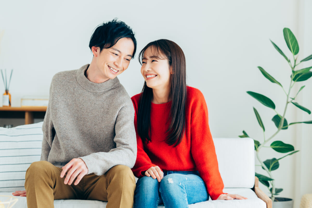 リビングでくつろぐ夫婦